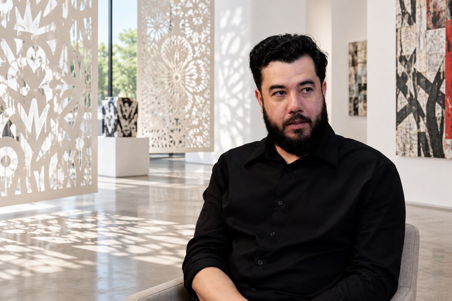 William Pimentel em composição ilustrativa de galeria com painéis vazados