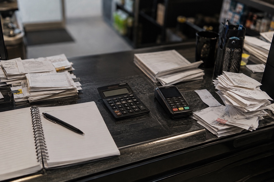 Calculadora e documentos abstratos em balcão de empresa do setor de serviços