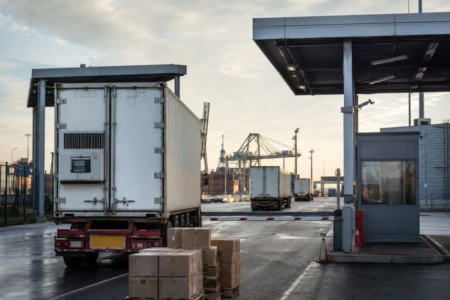 Contêineres refrigerados em terminal de cargas representam a suspensão europeia