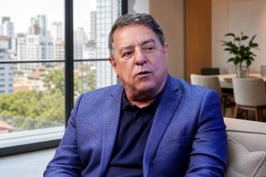 Nilson Colombo em apartamento decorado com vista para o entorno urbano
