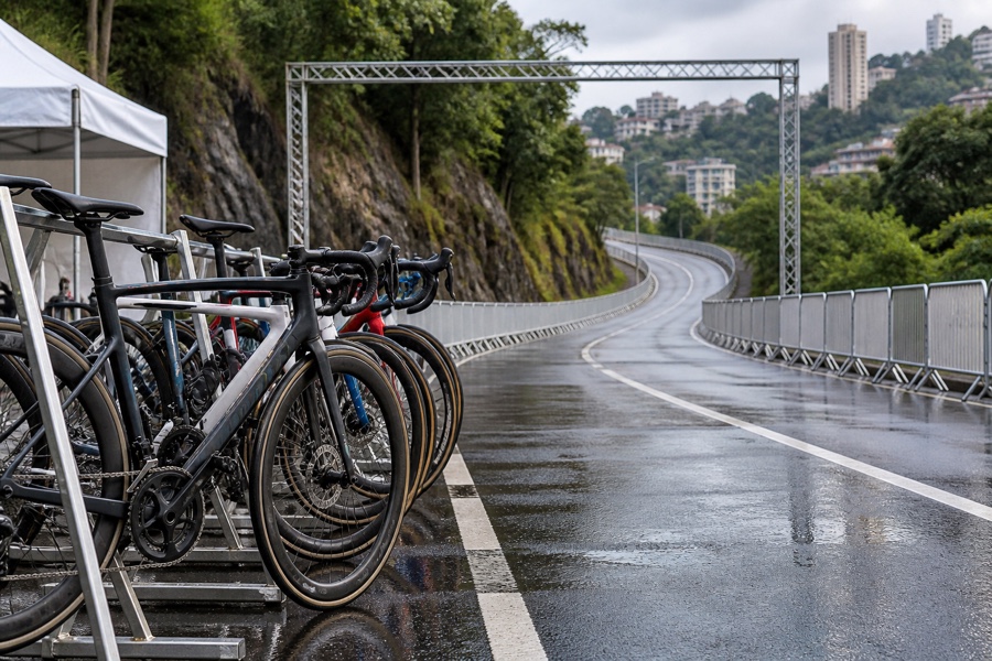 Bicicletas de competição ao lado de estrada úmida preparada para prova