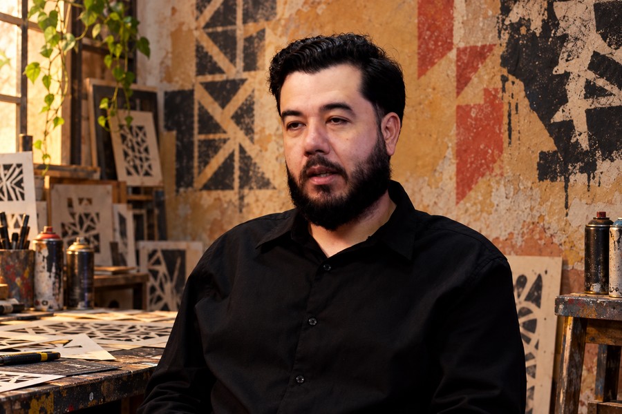 William Pimentel em composição ilustrativa de ateliê com stencil e texturas urbanas
